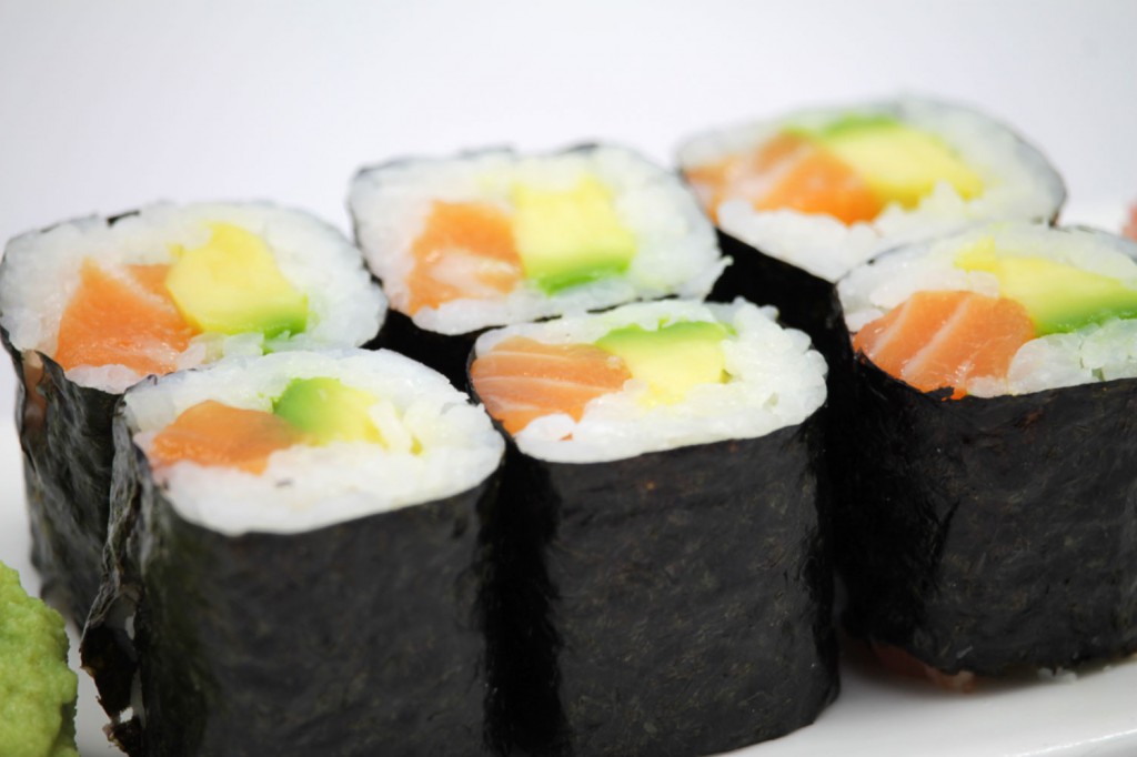 Maki de salmón y aguacate